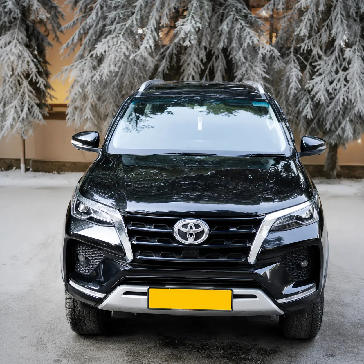 One Way Transfers black Toyota SUV for premium taxi service agra to delhi